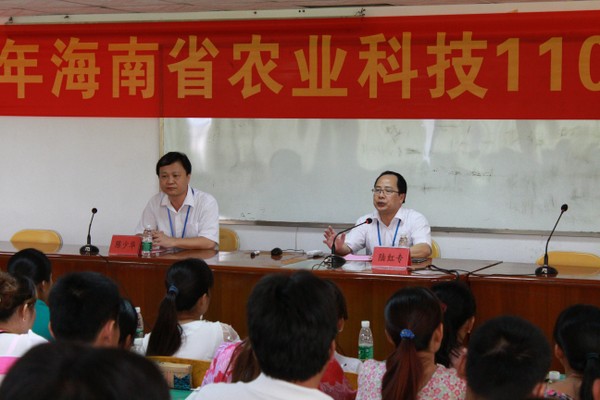 陆红专校长向大家介绍学?；厩榭? class=